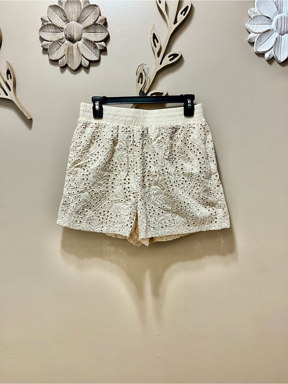 NWT She + Sky Eyelet Lace Cream Women's Shorts Size Medium